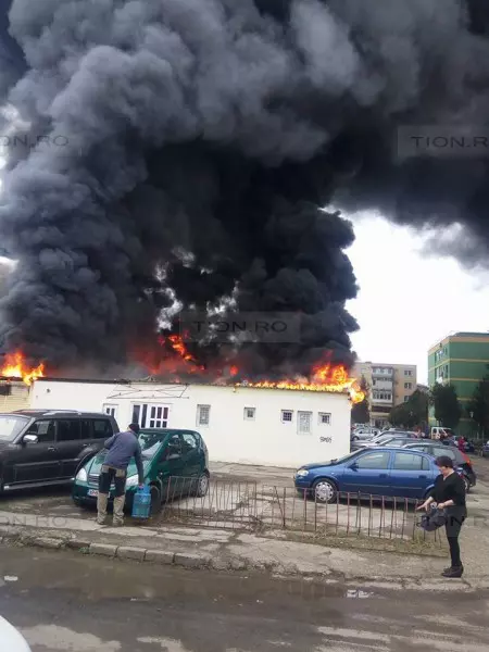Incendiu într-o piață din Arad (1)