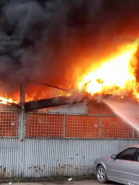 Incendiu într-o piață din Arad (2)