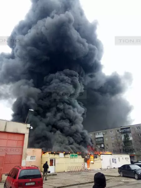 Incendiu într-o piață din Arad (3)