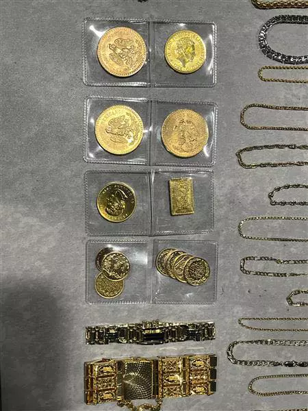 Monede și lanțuri din aur.
