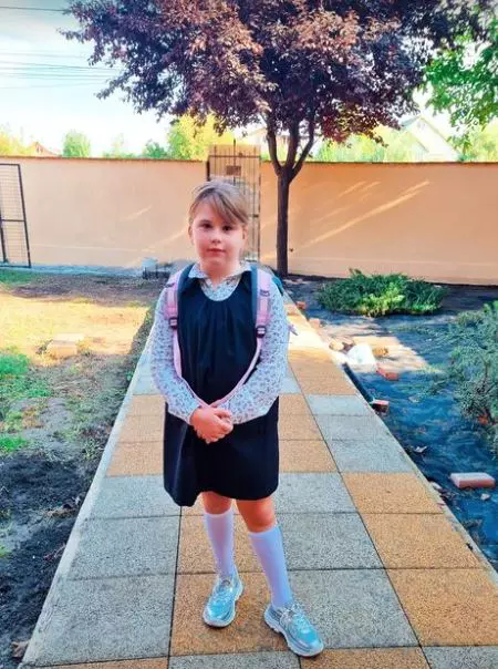 isabela-fiica-oanei-roman-in-prima-zi-de-scoala