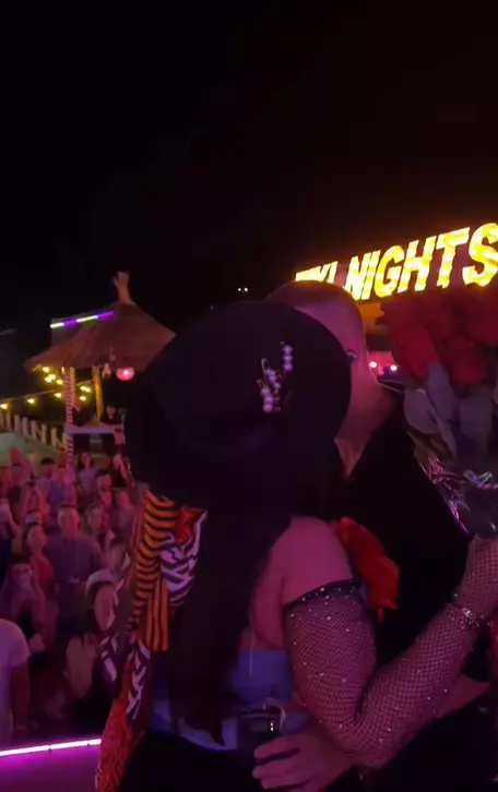 oana-radu-sarutata-pe-scena-2