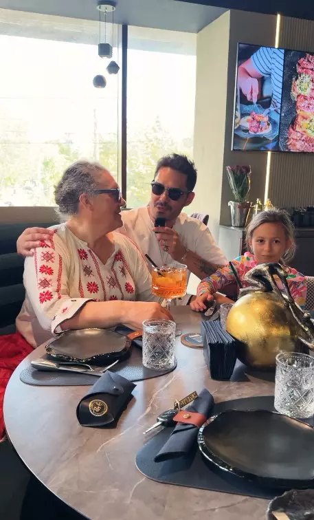 George Burcea și fetele sale alături de mama sa (1)