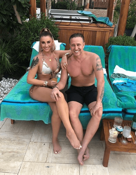 imagine-de-colectie-anamaria-prodan-si-reghencampf-in-costume-de-baie-la-plaja5-1