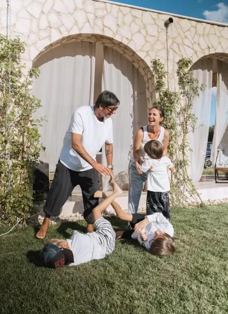 Radu Vâlcan, Adela Popescu și cei trei copii ai lor (1)