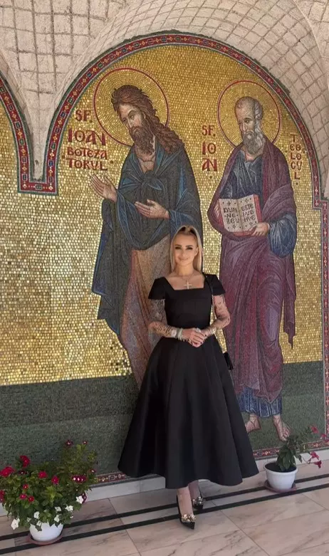 Anamaria Prodan la biserică (1)