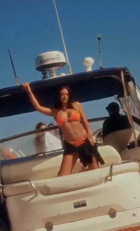 Antonia în costum de baie (5)