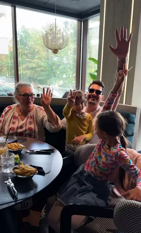 George Burcea și fetele sale alături de mama sa (2)
