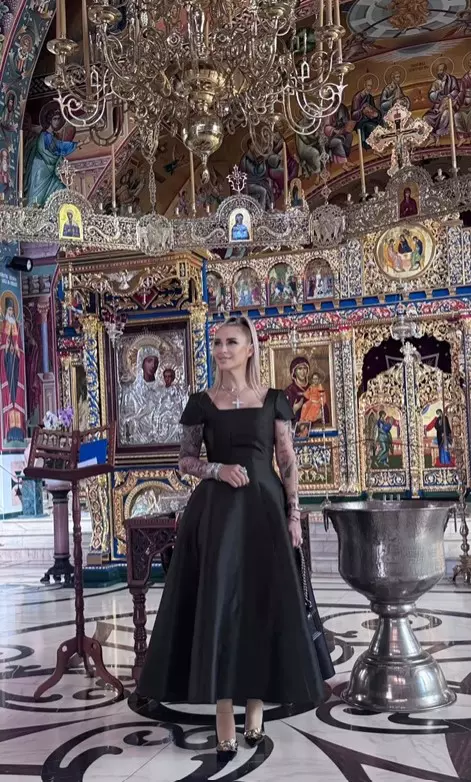 Anamaria Prodan la biserică (2)
