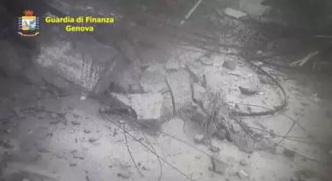 momentul in care se prabuseste podul din Genova, Italia