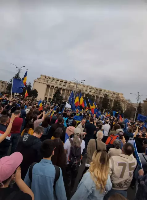 Vladimir Draghia si Alice miting Piata Victoriei 6
