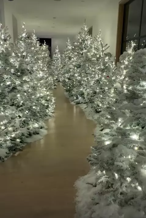 Kim Kardashian - imagini casă decorată de Crăciun (2)