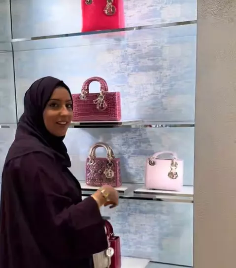 Malaikah Raja casnica dubai bani copil sot 4