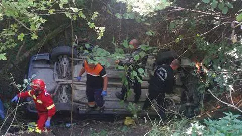 Doi copii și mama lor s-au prăbușit cu mașina într-o răpă la Deva (2)