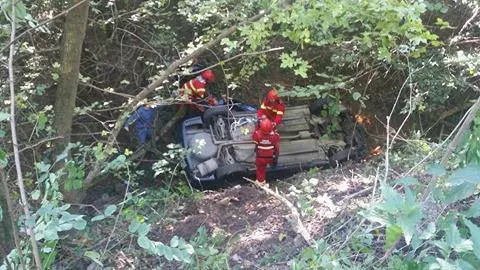 Doi copii și mama lor s-au prăbușit cu mașina într-o răpă la Deva (3)