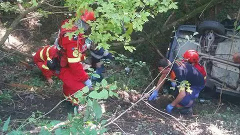 Doi copii și mama lor s-au prăbușit cu mașina într-o răpă la Deva (4)