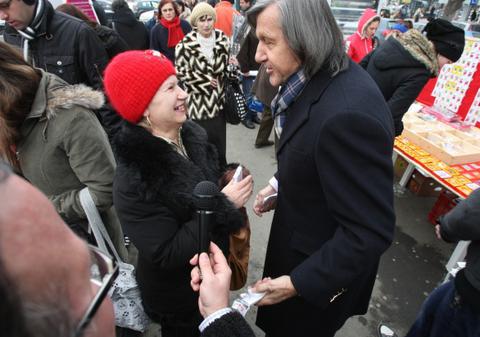 Ilie Năstase a oferit mărţişoare doamnelor şi domnişoarelor din Bucureşti