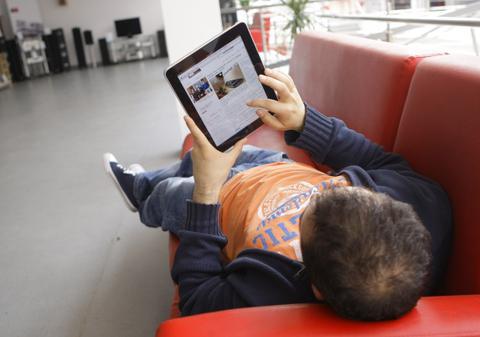 O zecime din românii de la oraşe n-ar rezista fără internet!