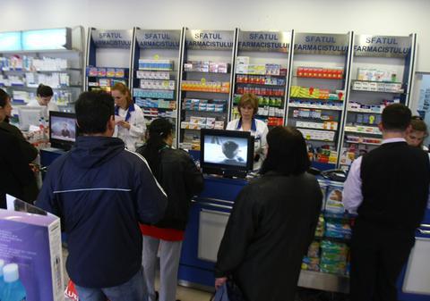 „Bună ziua, vreau zgardă pentru ţânţari!”, „Unguent cu flocin aveţi?”. De necrezut ce pot cere românii când merg la farmacie