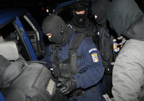 Descinderi în forţă la locuinţele rudelor lui Bercea Mondialu