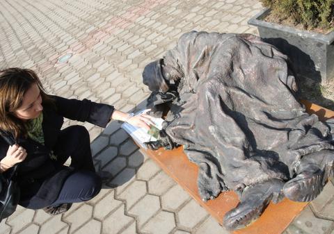 Cinci «oameni ai străzii» și-au găsit adăpost în Parcul Obor. Nu vă speriaţi, sunt doar statui!