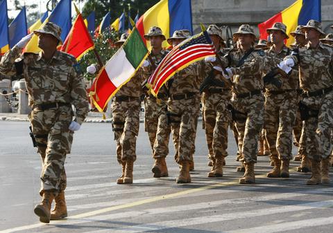 Militarii români din Bosnia au primit bilete pentru meciul de la Zenica