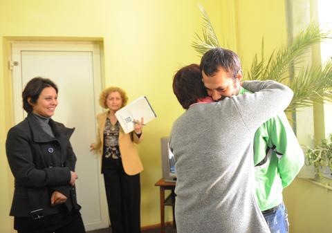 Iată emoţionanta întâlnire dintre mama şi fiul regăsiţi după 23 de ani!