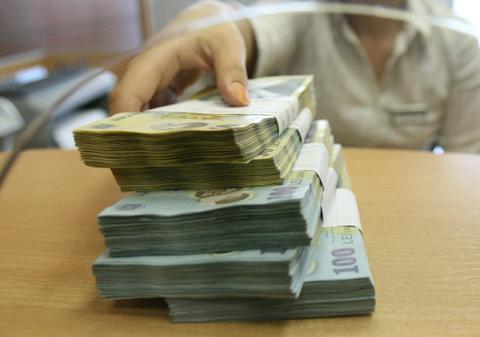 Funcţionarii publici au câştigat în ianuarie mai mult ca în iunie 2010