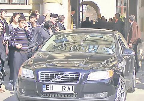 Iată bolizii cu care au mers la înscăunarea mitropolitului!