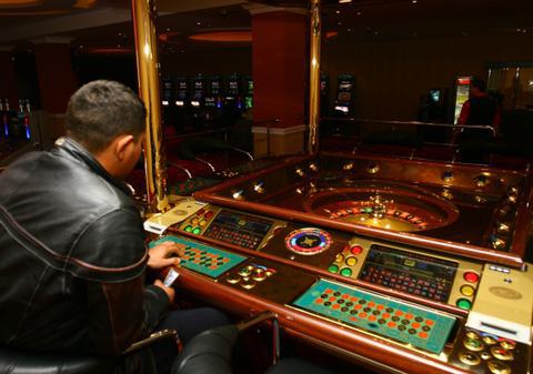 "Băieţii de cartier" în asalt la casele de pariuri