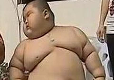 Video | Un copil în vârstă de trei ani cântăreşte... 56 de kilograme