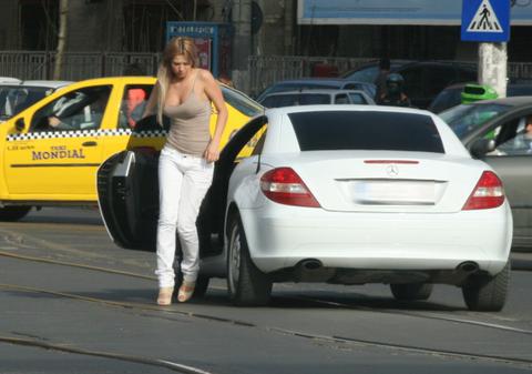 Simona Sensual prinsă din nou fără permis de conducere. Merge la puşcărie?