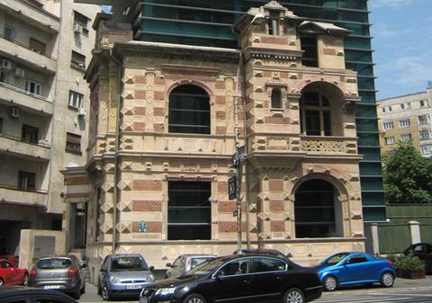 Iată ce clădiri ciudate sunt în Bucureşti!