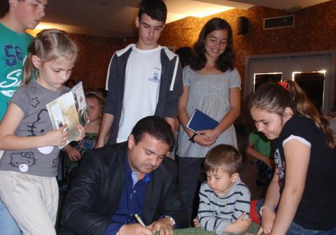 Pentru prima oară, românii din Spania au secţie în limba maternă la Biblioteca Centrală din Benidorm