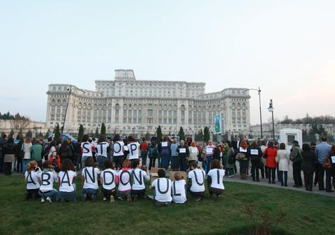 Bucureştenii au protestat faţă de eutanasierea maidanezilor