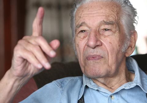 La 81 de ani, Sergiu Nicolaescu nu-şi simte vârsta, dar în oglindă se întreabă:  ”Oare cine e tipul ăsta pe care-l bărbieresc?” 