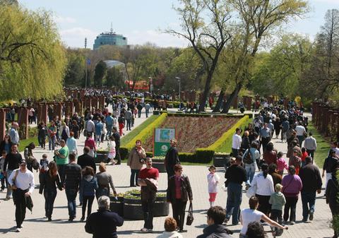 Foto | De Paște, bucureștenii s-au înghesuit în parcuri şi la grătare