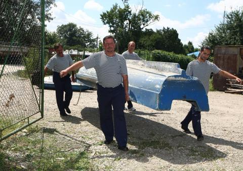 Ei pregătesc bărcile pentru plimbările pe lac