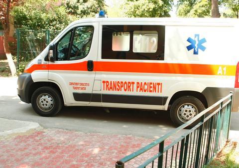 Glumă aproape mortală. I-au rupt scaunul profesoarei şi au băgat-o în spital
