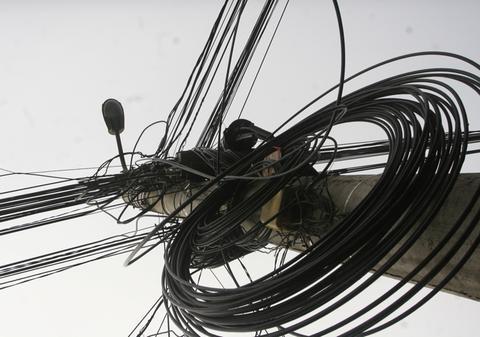 Moarte tragică pentru un hoţ | A căzut în cap de un stâlp cand încerca să fure cablu