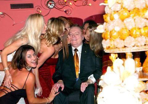 Compania lui Larry Flynt, Hustler Video, amendată pentru că nu le oferă actorilor prezervative 