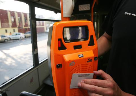 Călătoria cu autobuzul, plătită prin cardul bancar!