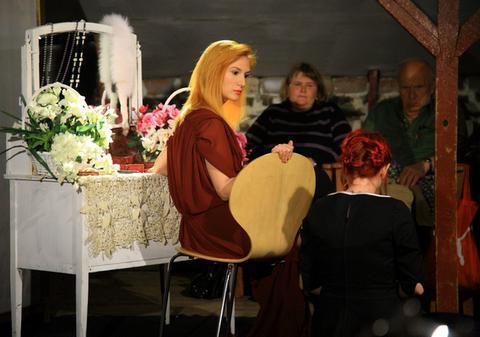 Află ce a făcut Adela Popescu la licență