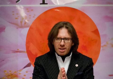  Nicolae Voiculeţ, singurul artist român, “voluntar al speranţei” pentru Japonia