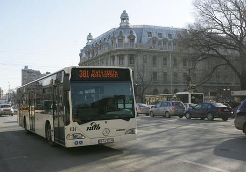 În Bucureşti, călătoria cu autobuzul se poate plăti şi cu un card bancar 