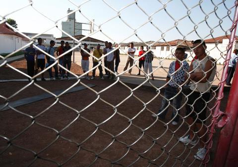 Doctorii tineri învaţă despre acordarea asistenţei medicale deţinuţilor