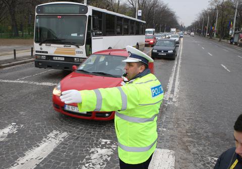 Chiar dacă nu are permis de conducere, a furat maşina tatălui şi s-a plimbat prin oraş cu ea