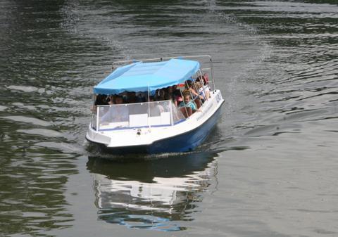 Senzaţii tari pe apă: ei sunt primii care au testat ecluza de pe lacul Herăstrău