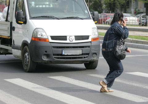 A accidentat o femeie pe trecerea de pietoni, apoi i-a dat 500 de lei pentru tăcere