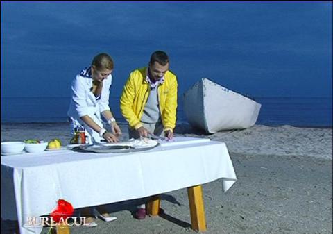 Foto | Burlacul a gătit o cină la malul mării. Află de ce unele pretendente nu au gustat nimic!